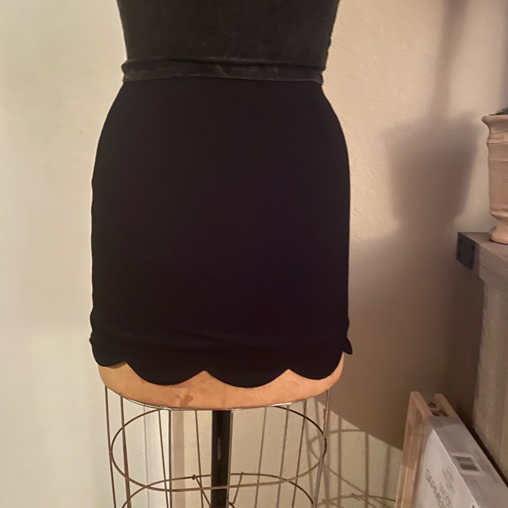 Scalloped black skirt (size 4)